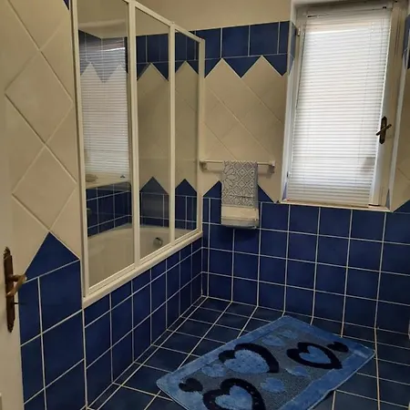 Roel Villa *